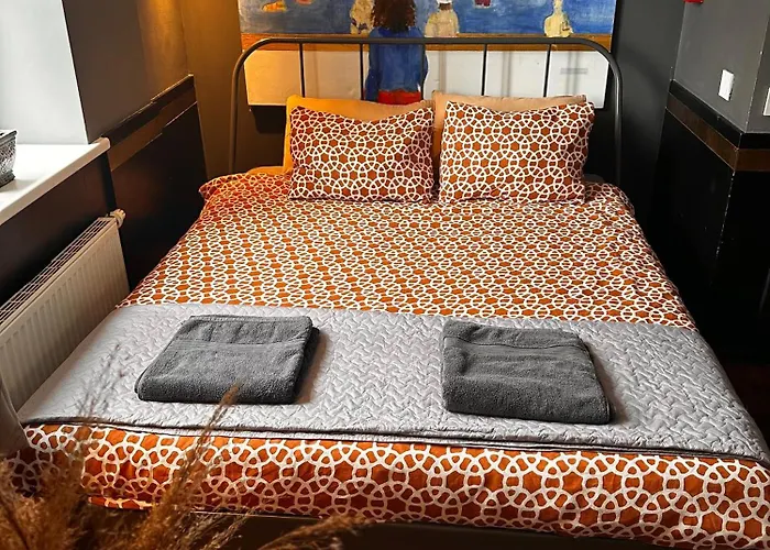 Coffeeshop Living Experience In Oldtown! Apartament