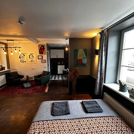 아파트 Coffeeshop Living Experience In Oldtown!